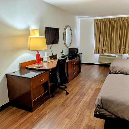 Travelodge By Wyndham Форсайт Екстериор снимка