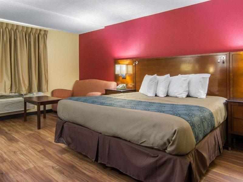Travelodge By Wyndham Форсайт Екстериор снимка