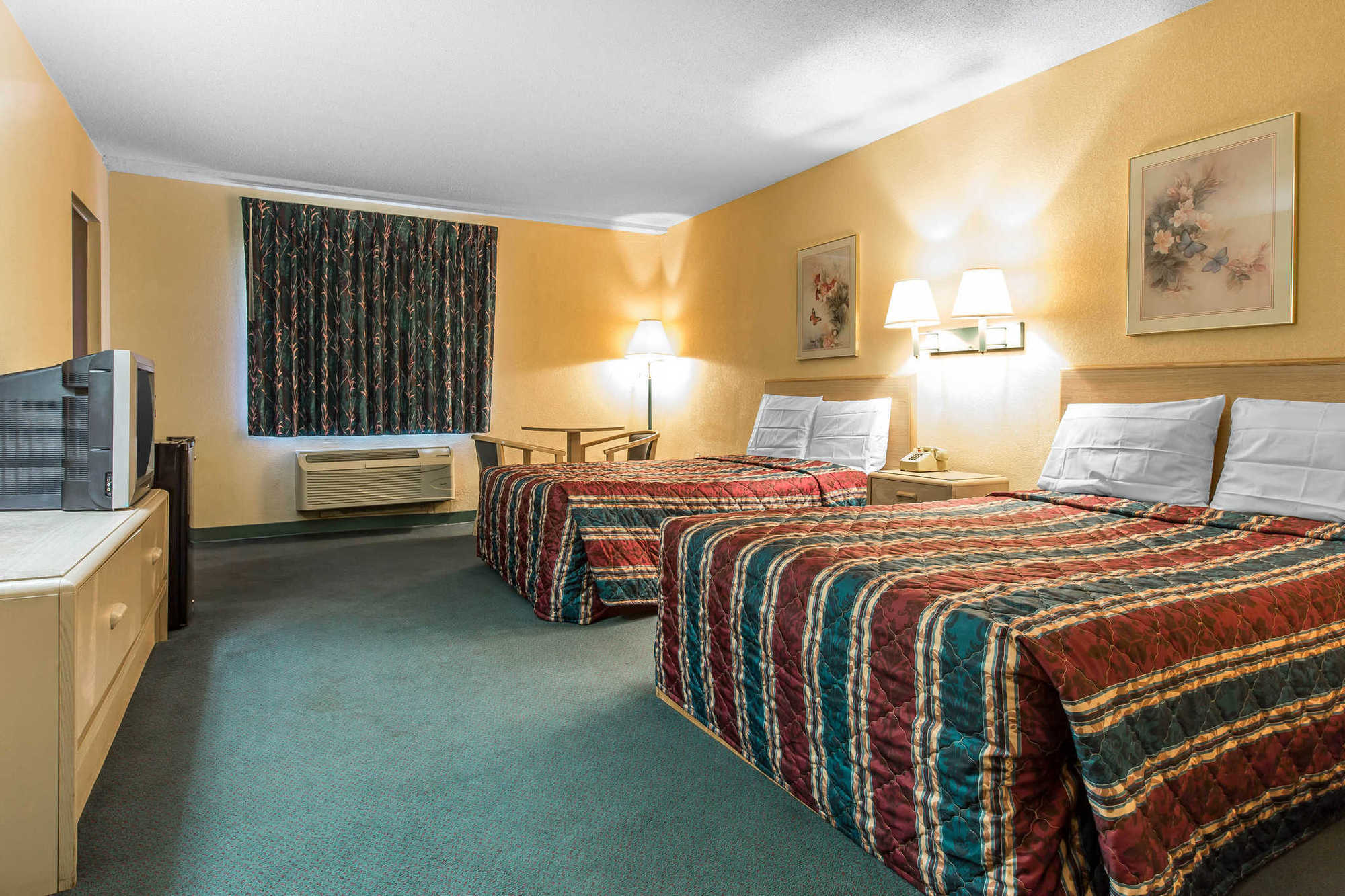 Travelodge By Wyndham Форсайт Стая снимка