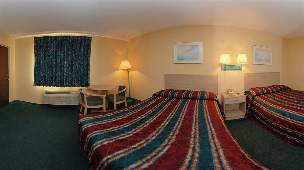Travelodge By Wyndham Форсайт Екстериор снимка