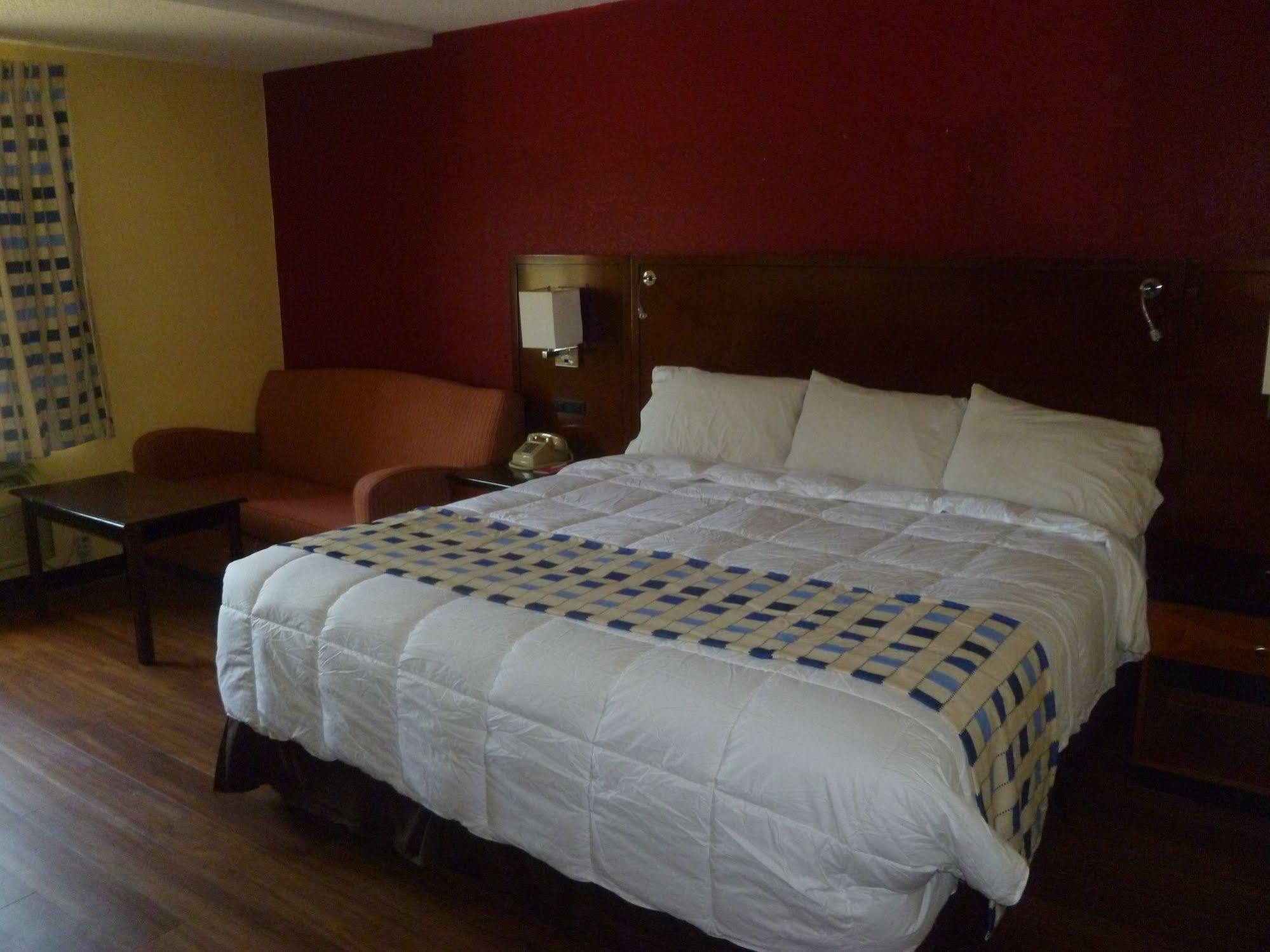 Travelodge By Wyndham Форсайт Екстериор снимка