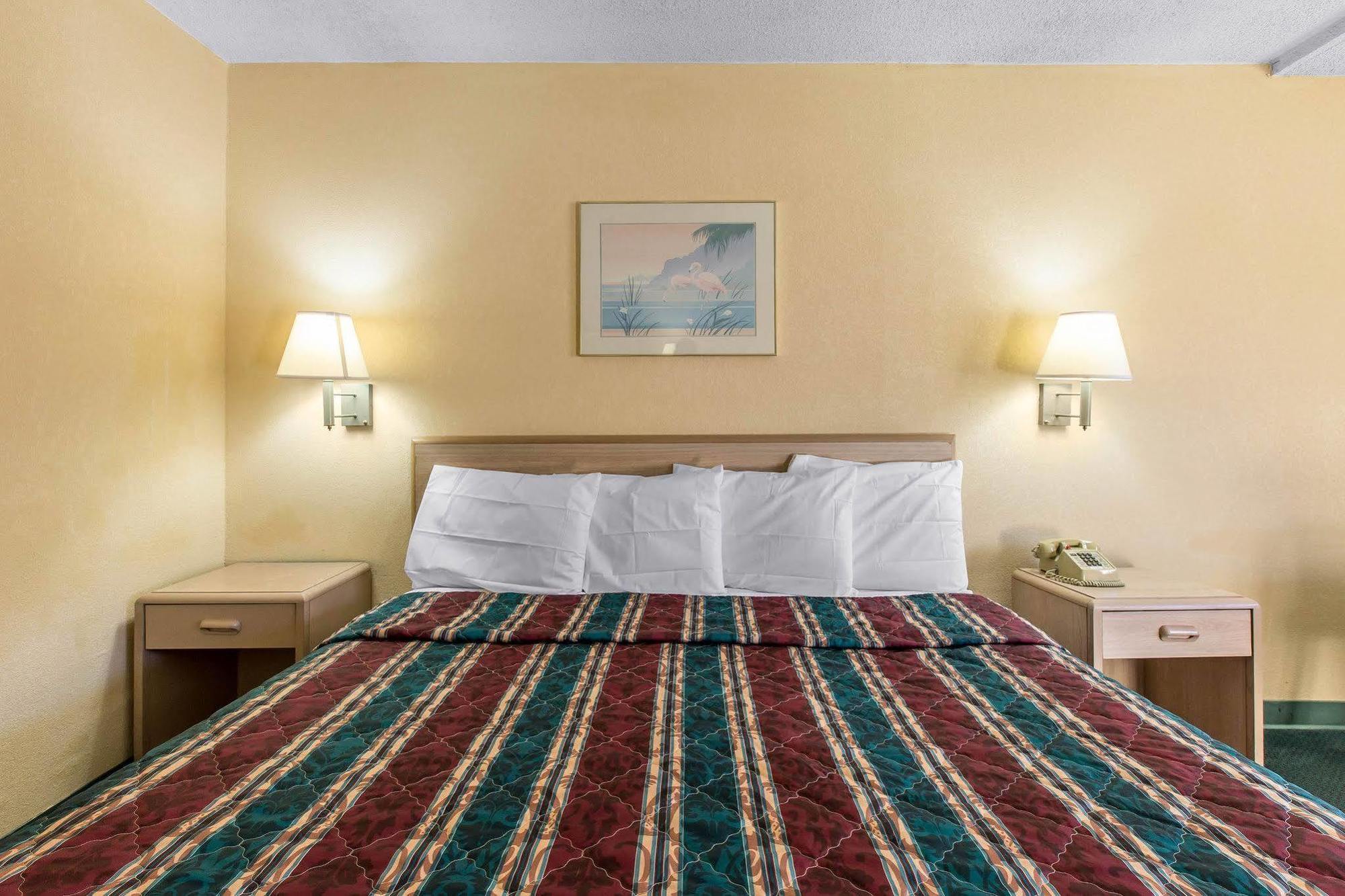 Travelodge By Wyndham Форсайт Екстериор снимка