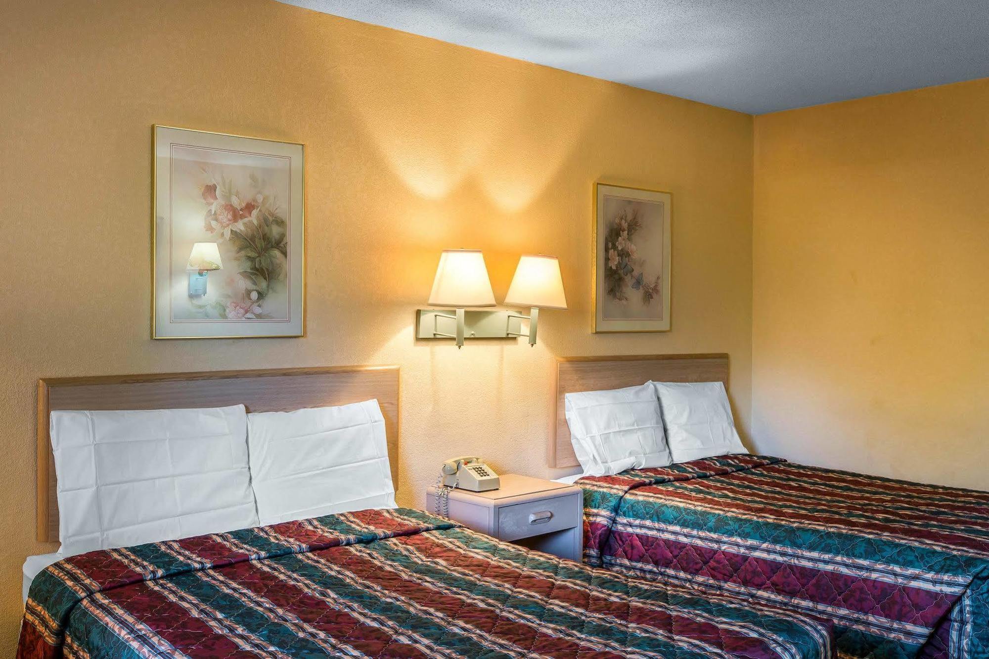 Travelodge By Wyndham Форсайт Екстериор снимка