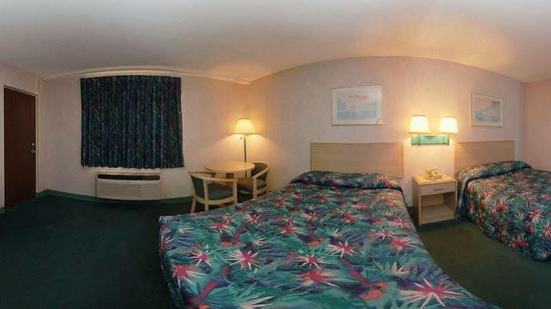 Travelodge By Wyndham Форсайт Екстериор снимка